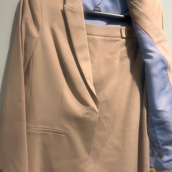 Tommy Hilfiger Tan Blazer w/skirt suit (2-pieces) - Picture 5 of 5